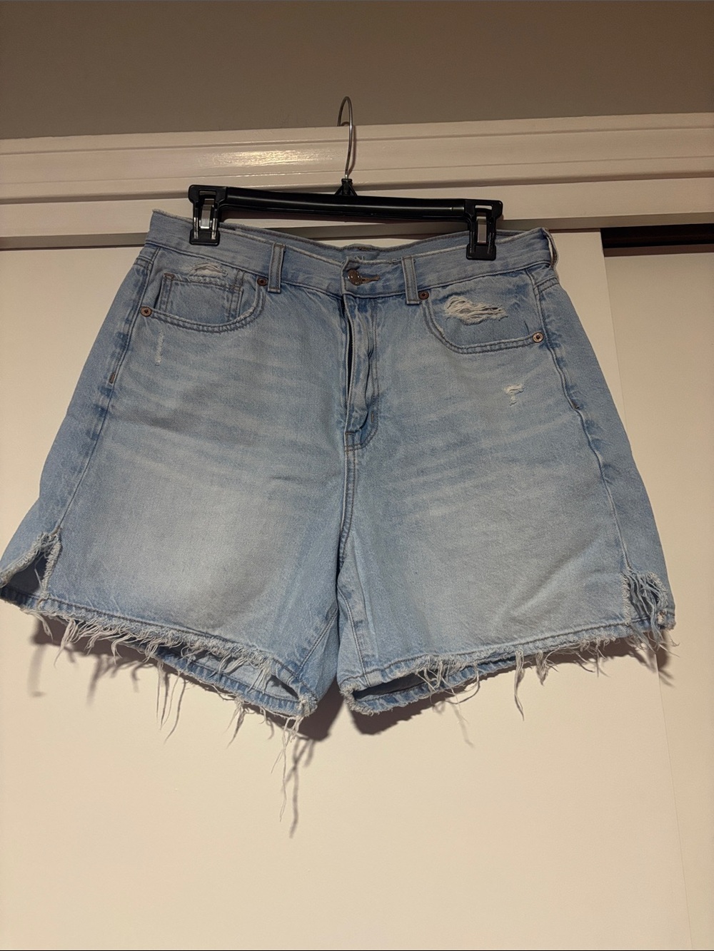 American Eagle High Rise Baggy Light Wash Denim Women's Frayed Hem Shorts